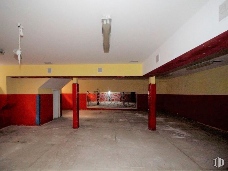 Retail for sale at Calle Salvador, 14, Getafe, Madrid, 28904 with lighting, fixture, floor, flooring, building, composite material, paint, concrete, ceiling and hall around