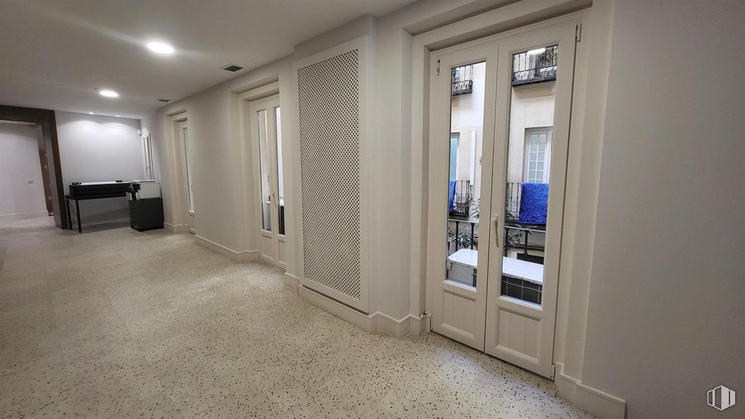 Oficina en alquiler en Barrio Almagro, Chamberí, Madrid, 28010 con ventana, accesorio, puerta, suelo, pared, suelos, edificio, madera, hall y puerta de casa alrededor