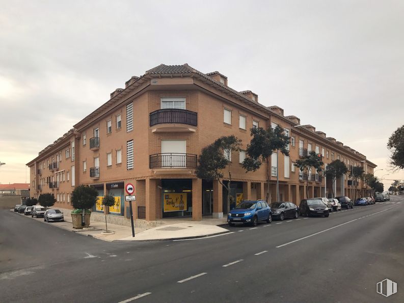 Local en alquiler y venta en Avenida San Francisco, 15, Cobeja, Toledo, 45291 con coche, edificio, cielo, vehículo terrestre, propiedad, ventana, rueda, vehículo, luz de la calle y árbol alrededor