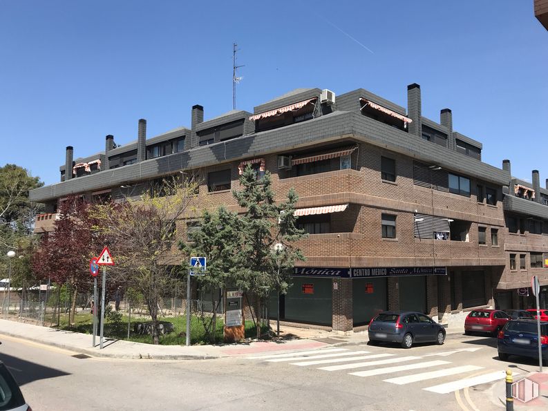 Retail for sale & for rent at Calle Andrés Segovia, 1, Las Rozas de Madrid, Madrid, 28230 with car, building, sky, plant, tire, wheel, tree, vehicle, house and urban design around