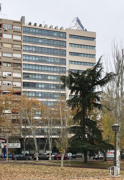 Oficina en alquiler en Avenida General Perón, 27, Tetuán, Madrid, 28020 con edificio, ventana, planta, árbol, diseño urbano, bloque de pisos, condominio, casa, ramita y fachada alrededor