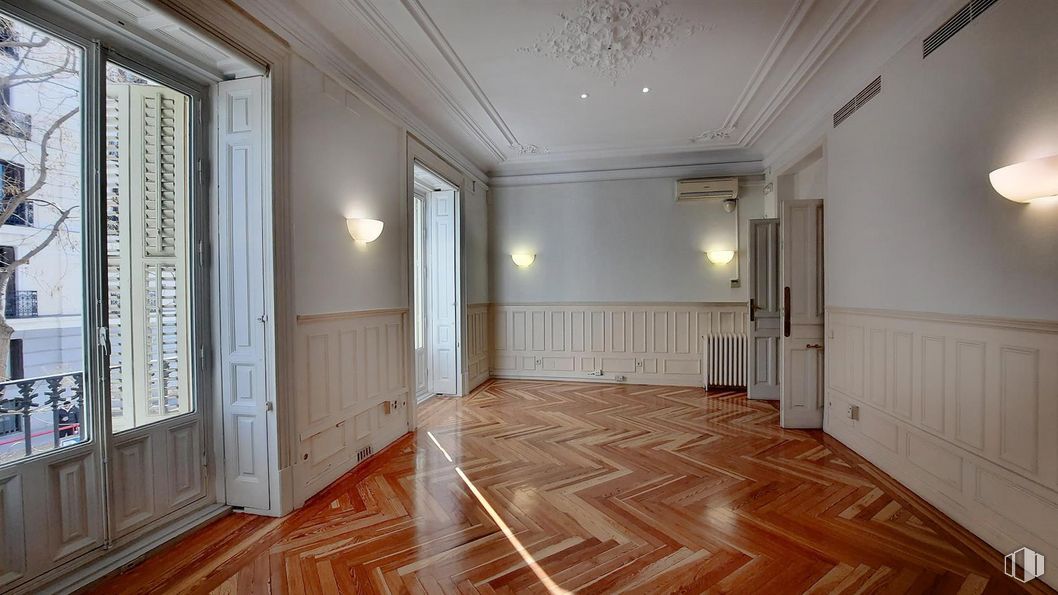 Oficina en alquiler en Calle Antonio Maura, Retiro, Madrid, 28014 con ebanistería, accesorio, madera, hall, interiorismo, edificio, suelos, suelo, puerta y tinte para madera alrededor