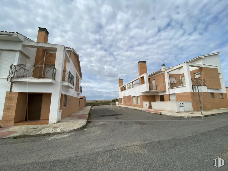 Land for sale at Casco urbano, Mascaraque, Toledo, 45430 with house, door, cloud, sky, building, window, land lot, asphalt, road surface and urban design around