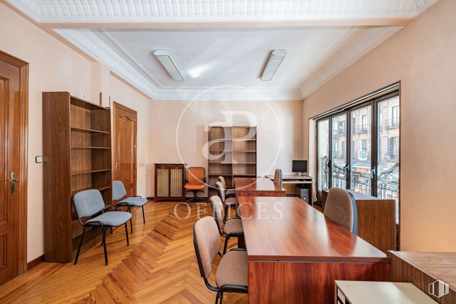 Oficina en alquiler en Calle San Bernardo, Centro, Madrid, 28015 con silla, mesa, mueble, edificio, propiedad, ebanistería, madera, interiorismo, estante y accesorio alrededor