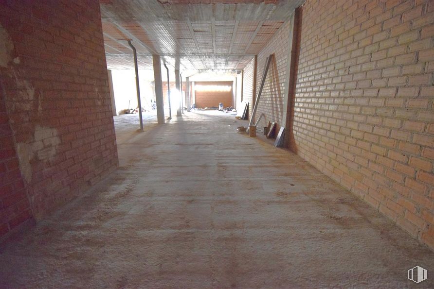 Retail for sale at Zona Evangelina Nogales de la Morena, Colmenar Viejo, Madrid, 28770 with wood, floor, flooring, brick, brickwork, building material, house, hall, symmetry and ceiling around