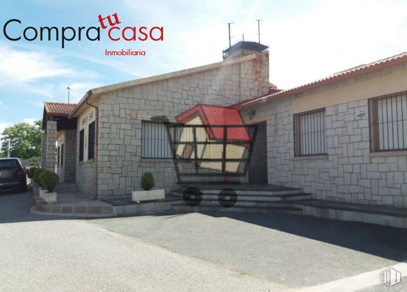 Local en venta en Calle Castejón, Otero de Herreros, Segovia, 40422 con ventana, coche, nube, edificio, cielo, planta, casa, superficie de la carretera, pared y zona residencial alrededor