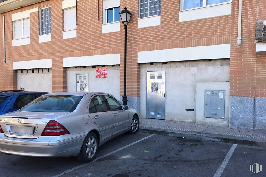 Retail for sale at Calle Cataluña, 12, Serranillos del Valle, Madrid, 28979 with wheel, car, window, license plate, automotive parking light, land vehicle, vehicle, automotive tail & brake light, tire and vehicle registration plate around