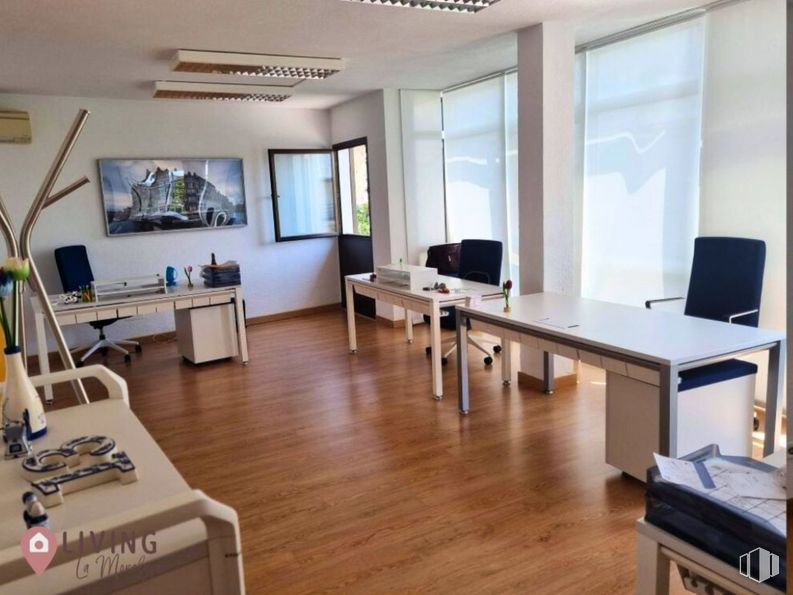 Oficina en alquiler en Calle Gran Vía, Majadahonda, Madrid, 28220 con escritorio, televisión, mesa, silla, edificio, madera, interiorismo, suelos, suelo y inmobiliario alrededor