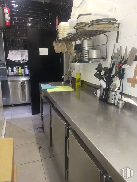 Retail for rent at Zona La Fortuna, Leganés, Madrid, 28917 with countertop, interior design, kitchen appliance, automotive design, kitchen, gas, machine, flooring, engineering and room around