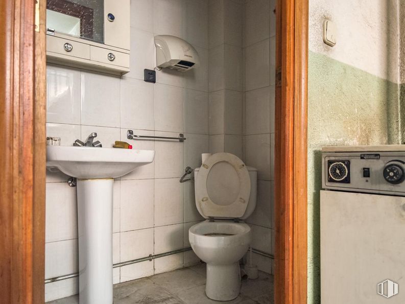 Retail for sale at Zona Sur, Ávila, 05001 with toilet, sink, home appliance, plumbing fixture, bathroom, tap, bathroom sink, floor, toilet seat and plumbing around