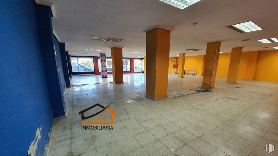 Retail for rent at Avenida Juan Carlos I, Leganés, Madrid, 28912 with property, building, fixture, interior design, architecture, floor, flooring, hall, wall and real estate around