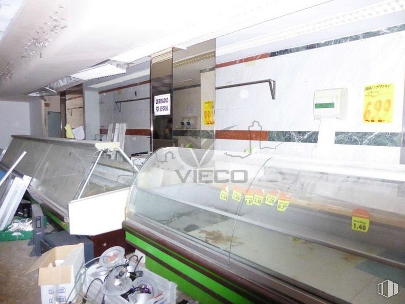 Retail for sale & for rent at Zona San Julián, Cuenca, 16002 with packaged goods, building, automotive design, interior design, art, machine, glass, flooring, urban design and ceiling around