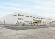 Industrial for rent at Cañaveral C, Calle Cerceda, 20, Vicálvaro, Madrid, 28052 with building, sky, cloud, street light, window, fixture, asphalt, road surface, facade and gas around