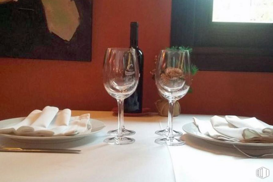 Retail for sale & for rent at Calle Arroyo, Patones, Madrid, 28189 with wine glass, table top, tableware, plate, wine bottle, stemware, drinkware, table, dishware and kitchen utensil around