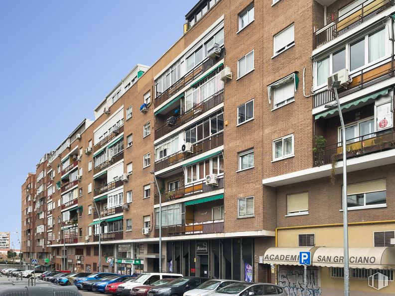 Local en alquiler y venta en Zona Moscardó, Usera, Madrid, 28026 con edificio, vehículo terrestre, rueda, propiedad, cielo, ventana, coche, vehículo, neumático y diseño urbano alrededor