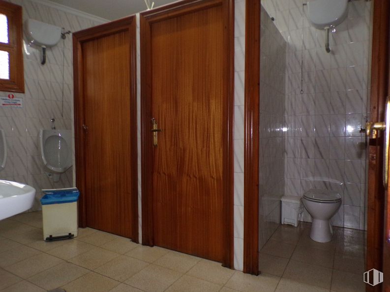 Retail for sale at Calle Convento, Tembleque, Toledo, 45780 with toilet, wardrobe, property, fixture, building, door, wood, lighting, interior design and bathroom around