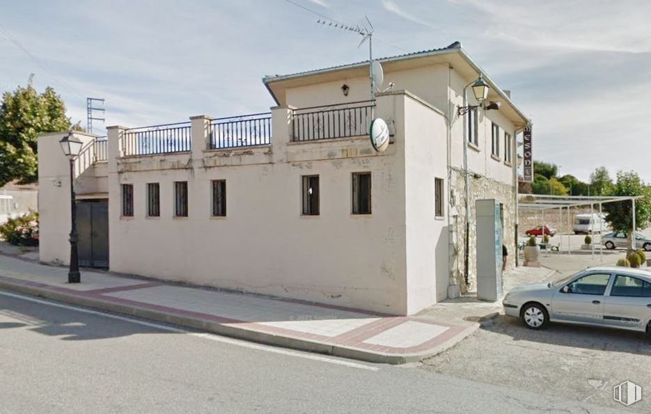 Retail for sale at Calle Bayona, 44, Boceguillas, Segovia, 40560 with car, building, cloud, sky, wheel, tire, vehicle, window, tree and house around