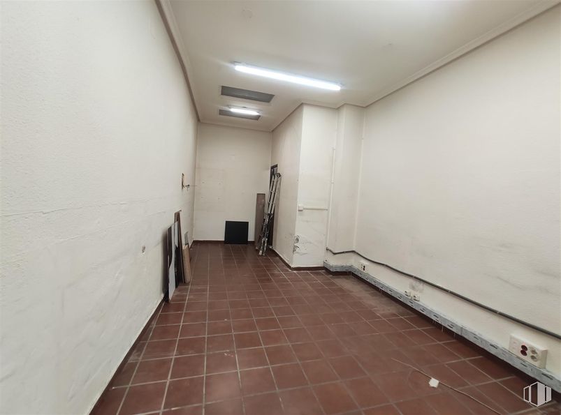 Retail for rent at Calle San Francisco, Quintanar de la Orden, Toledo, 45800 with light fixture, lighting, property, fixture, hall, flooring, floor, wood, house and door around