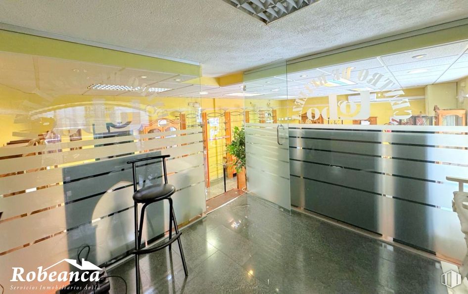 Retail for rent at Plaza Catedral, Ávila, 05001 with building, property, fixture, interior design, door, wall, floor, flooring, ceiling and room around