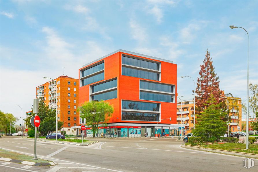 Office for sale & for rent at Avenida de las Águilas, La Latina, Madrid, 28044 with building, cloud, sky, property, plant, street light, tree, tower block, architecture and urban design around