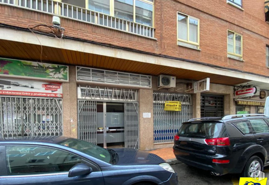 Retail for rent at Zona Centro, Cuenca, 16004 with wheel, car, tire, window, building, automotive parking light, land vehicle, vehicle, property and vehicle registration plate around