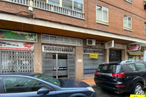 Retail for rent at Zona Centro, Cuenca, 16004 with wheel, car, tire, window, building, automotive parking light, land vehicle, vehicle, property and vehicle registration plate around