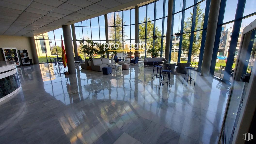 Office for sale at Calle Chile, Las Rozas de Madrid, Madrid, 28290 with flooring, floor, interior design, glass, composite material, commercial building, lobby, daylighting, shade and headquarters around