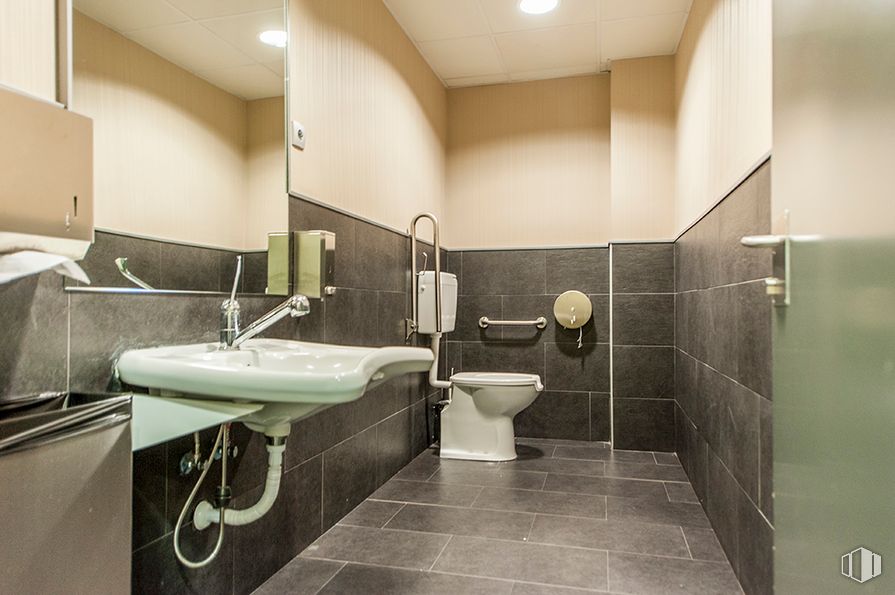 Office for rent at Edificio Data, Calle Sepúlveda, 17, Alcobendas, Madrid, 28100 with toilet, sink, tap, plumbing fixture, property, mirror, bathroom, building, purple and black around