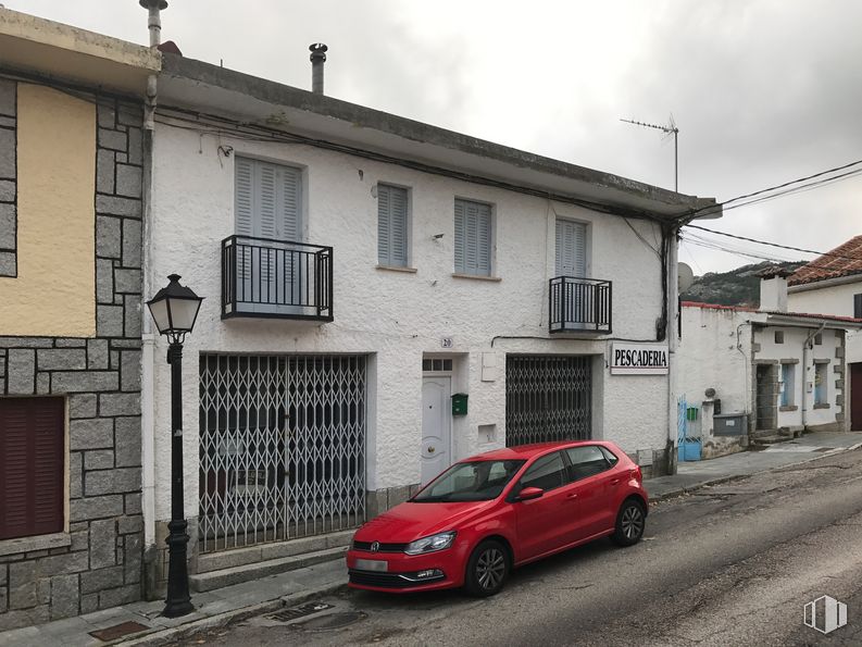 Retail for rent at Calle Mayor, 20, Bustarviejo, Madrid, 28720 with car, automotive parking light, wheel, tire, vehicle, window, sky, vehicle registration plate, cloud and automotive lighting around