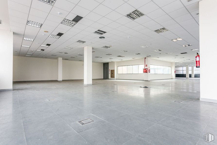 Oficina en alquiler y venta en Calle Gobelas, 11, Moncloa - Aravaca, Madrid, 28023 con accesorio, edificio, interiorismo, suelo, suelos, propiedad material, hall, vidrio, techo y espacio alrededor