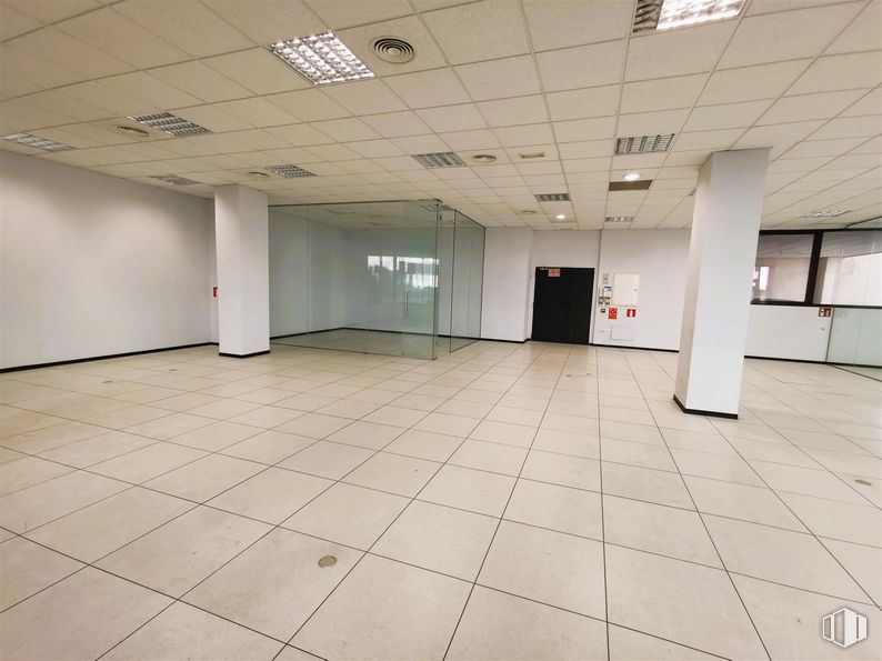 Retail for rent at Edificio 2 (24-A), Calle Casas Miravete, 22 - 24, Villa de Vallecas, Madrid, 28031 with door, flooring, floor, ceiling, interior design, composite material, tile flooring, glass, hall and tile around