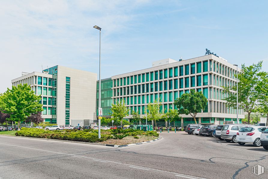 Oficina en alquiler en Avenida Vega, 15, Alcobendas, Madrid, 28100 con edificio, coche, cielo, rueda, planta, nube, árbol, neumático, diseño urbano y luz de la calle alrededor