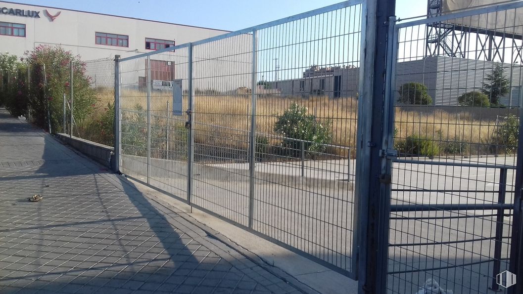 Land for rent at Camino Hormigueras, Villa de Vallecas, Madrid, 28031 with building, sky, plant, fence, mesh, tree, wire fencing, house, composite material and home fencing around