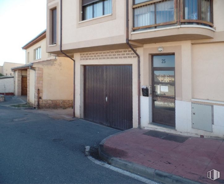 Retail for sale at Centro Urbano, La Lastrilla, Segovia, 40196 with window, door, building, road surface, wood, fixture, architecture, asphalt, wall and sky around