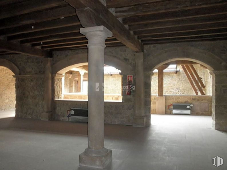 Retail for sale at Zona Centro, Sepúlveda, Segovia, 40300 with wood, house, floor, beam, column, symmetry, ceiling, flooring, concrete and arch around