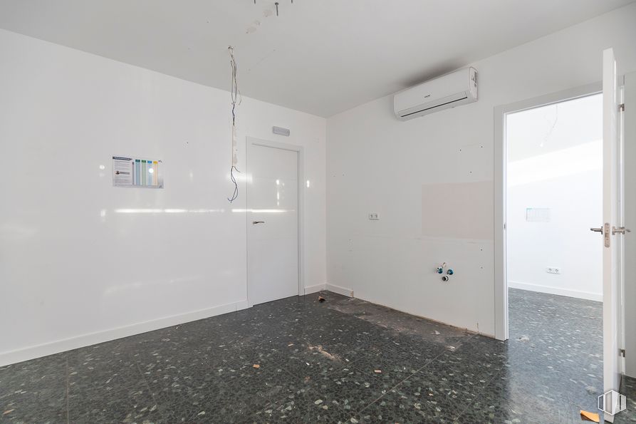 Local en alquiler en Calle Luis Astrana Marín, 2, Alcalá de Henares, Madrid, 28807 con suelos, suelo, techo, apartamento, gris, plata, lámpara, escayola, suelo de baldosas y iluminación natural alrededor