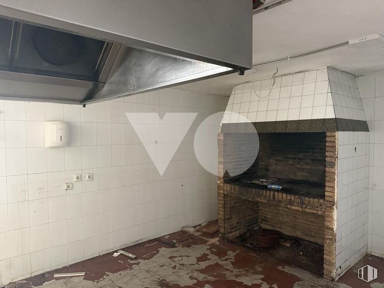 Retail for sale at Avenida Juan Pablo II, Pozuelo de Alarcón, Madrid, 28224 with fireplace, floor, flooring, ceiling, daylighting and tile around