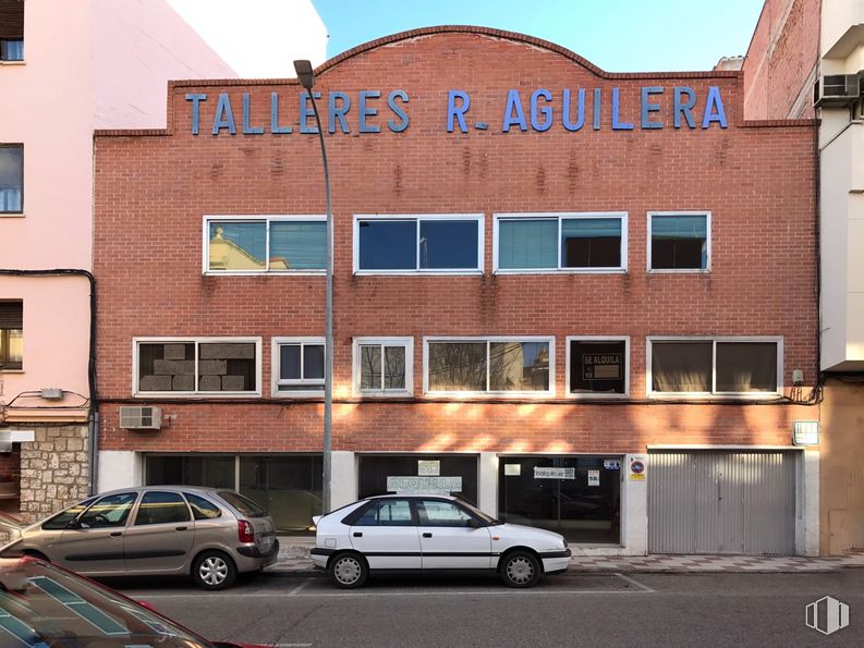 Nave en alquiler y venta en Calle Ferial, 7, Guadalajara, 19002 con coche, ventana, edificio, luz de estacionamiento automotriz, neumático, propiedad, rueda, cielo, vehículo y vehículo motorizado alrededor