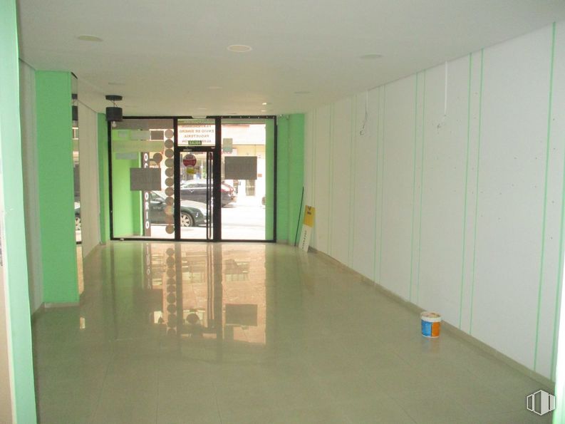 Retail for rent at Avenida Portugal, Ávila, 05001 with building, fixture, floor, flooring, door, wood, hall, ceiling, glass and hardwood around