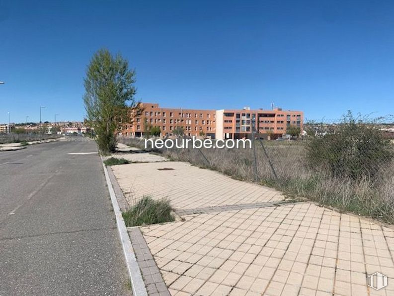 Land for sale at Calle Doctor Constantino Benito , Ávila, 05080 with sky, plant, building, daytime, road surface, asphalt, land lot, urban design, tree and neighbourhood around