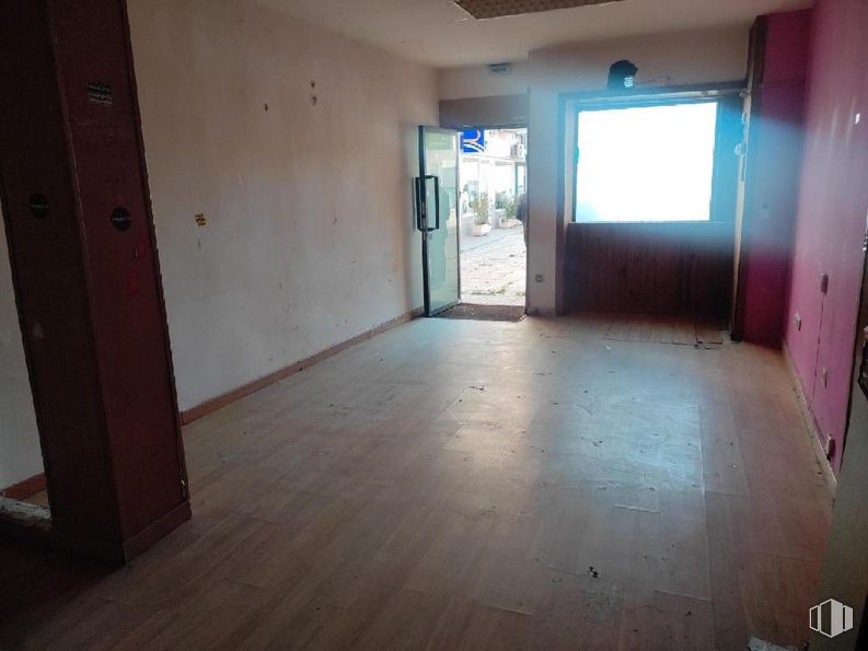 Retail for sale at Calle Almendralejos, 7, Fuente el Saz de Jarama, Madrid, 28140 with window, fixture, wood, hall, flooring, floor, building, door, hardwood and ceiling around