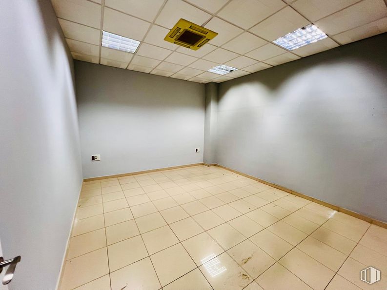 Industrial for sale & for rent at Polígono Industrial Los Olivos, Getafe, Madrid, 28906 with light fixture, flooring, floor, ceiling, lighting, interior design, tile flooring, tile, hall and silver around