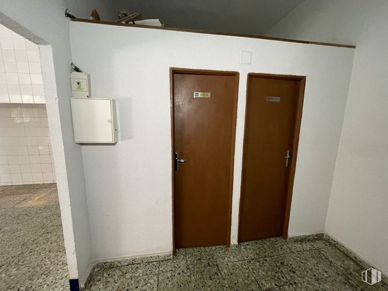 Retail for sale at Calle Río Mimbre, 9, Toledo, 45007 with door, wood, house, fixture, building, floor, flooring, home door, hardwood and handle around