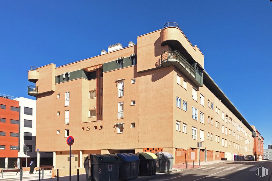 Retail for sale at Calle Antonio Buero Vallejo, Guadalajara, 19004 with building, sky, property, window, urban design, fixture, commercial building, house, real estate and facade around