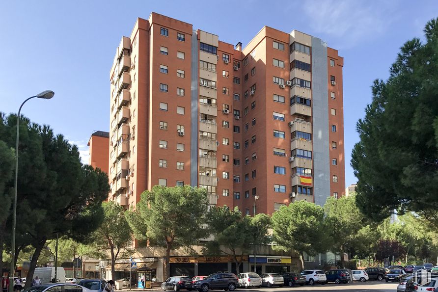 Local en alquiler en Avenida San Luis, 166, Ciudad Lineal, Madrid, 28033 con edificio, luz de la calle, coche, cielo, día, propiedad, ventana, rueda, vehículo y árbol alrededor