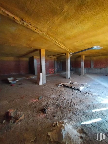 Retail for sale at Zona centro, Cuenca, 16004 with floor, flooring, ceiling, composite material, concrete, building material, beam, plywood, basement and plaster around