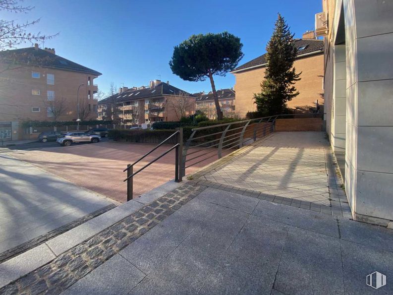 Local en alquiler en Zona Centro, Boadilla del Monte, Madrid, 28660 con casa, cielo, edificio, planta, árbol, superficie de la carretera, asfalto, ventana, sombra y carretera alrededor