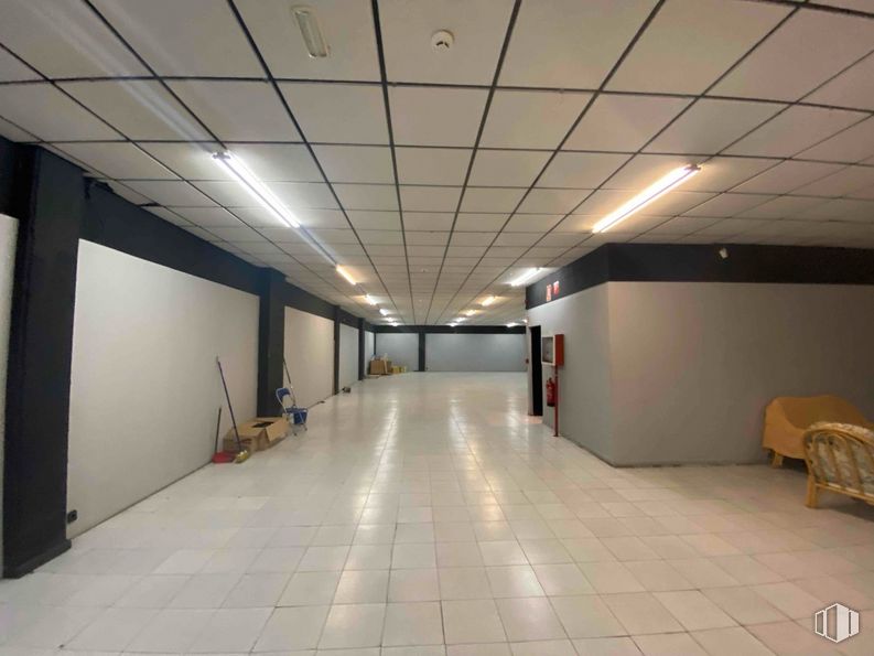 Nave en alquiler en Polígono industrial Sur, San Sebastián de los Reyes, Madrid, 28700 con lámpara, alumbrado, mueble, hall, interiorismo, suelos, suelo, techo, suelo de baldosas y accesorio alrededor