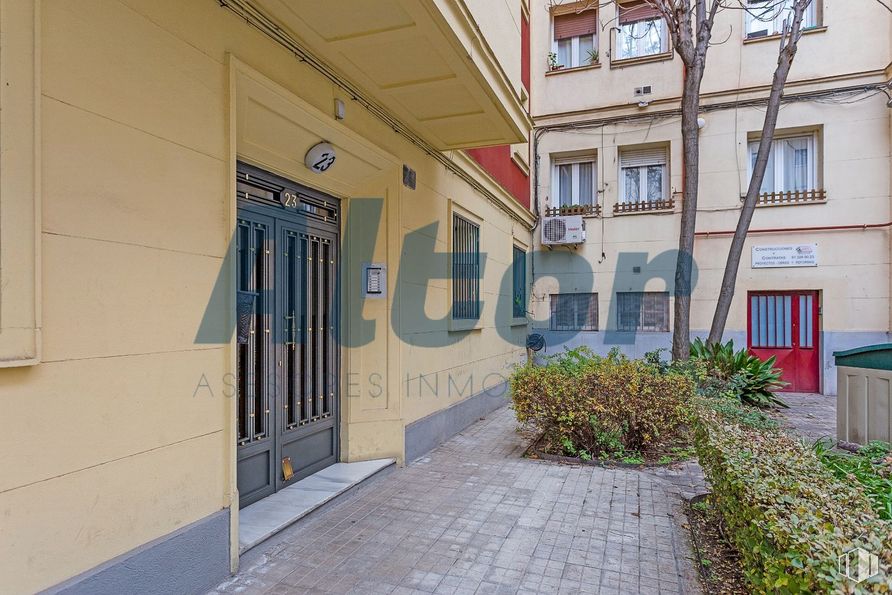 Local en venta en Calle Virgen del Portillo, Ciudad Lineal, Madrid, 28027 con puerta, edificio, ventana, planta, accesorio, superficie de la carretera, diseño urbano, barrio, zona residencial y carretera alrededor