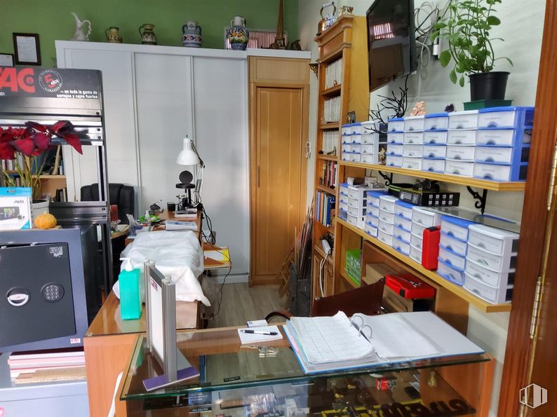 Retail for sale & for rent at Avenida Nuestra Señora Fátima, 95, Carabanchel, Madrid, 28047 with packaged goods, houseplant, shelving, plant, publication, office supplies, machine, shelf, retail and wood around